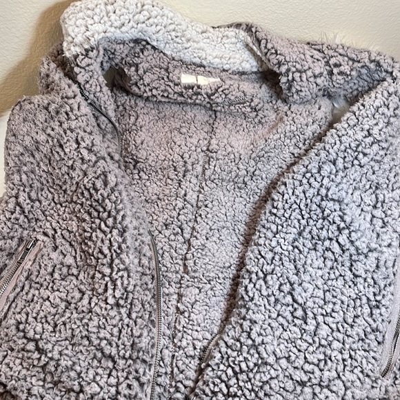 THREAD + Supply Fleece Fuzzy Vest Size Large - Picture 12 of 14